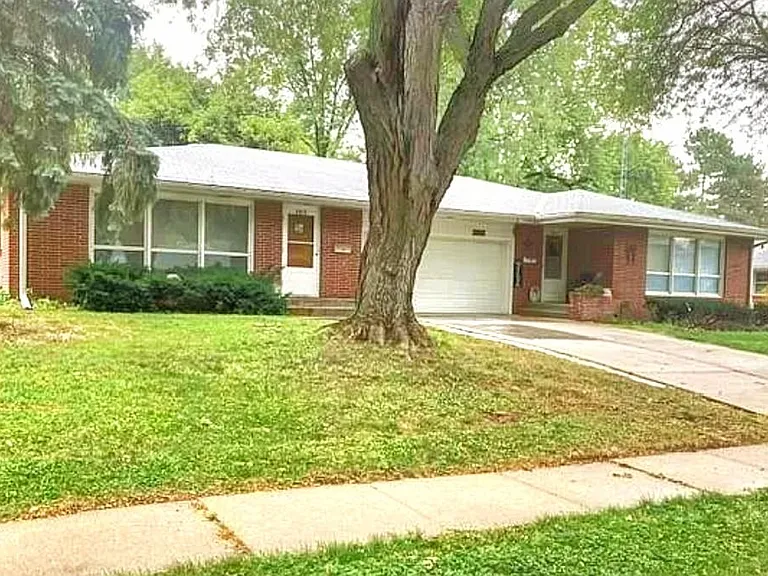 3910 Pace Blvd — Photo 1