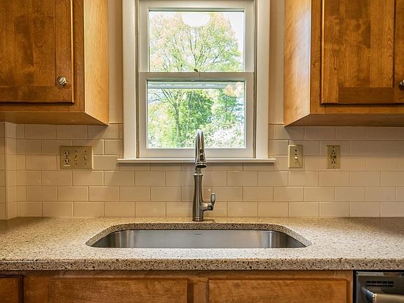 4th image of 61 Glenwood Cir