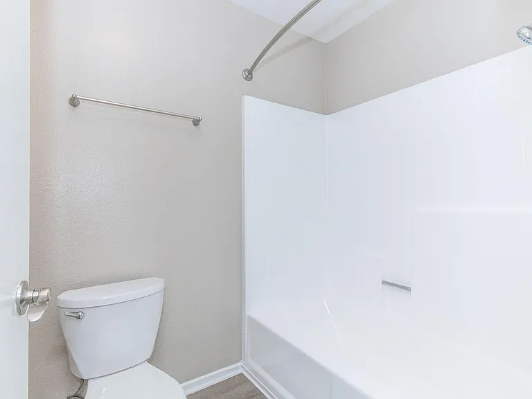 Oak Tree Court Apartment Homes — Photo 46