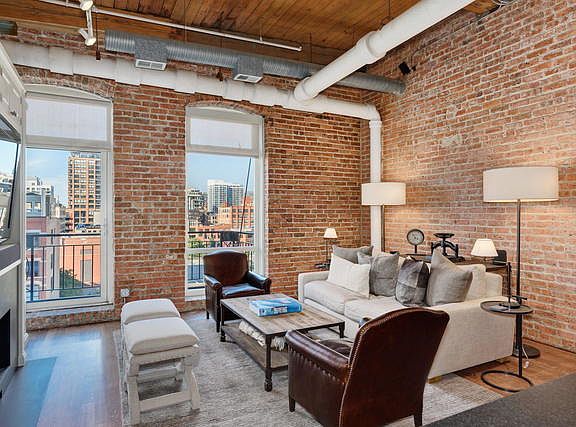 4th image of 360 W Illinois St APT 606
