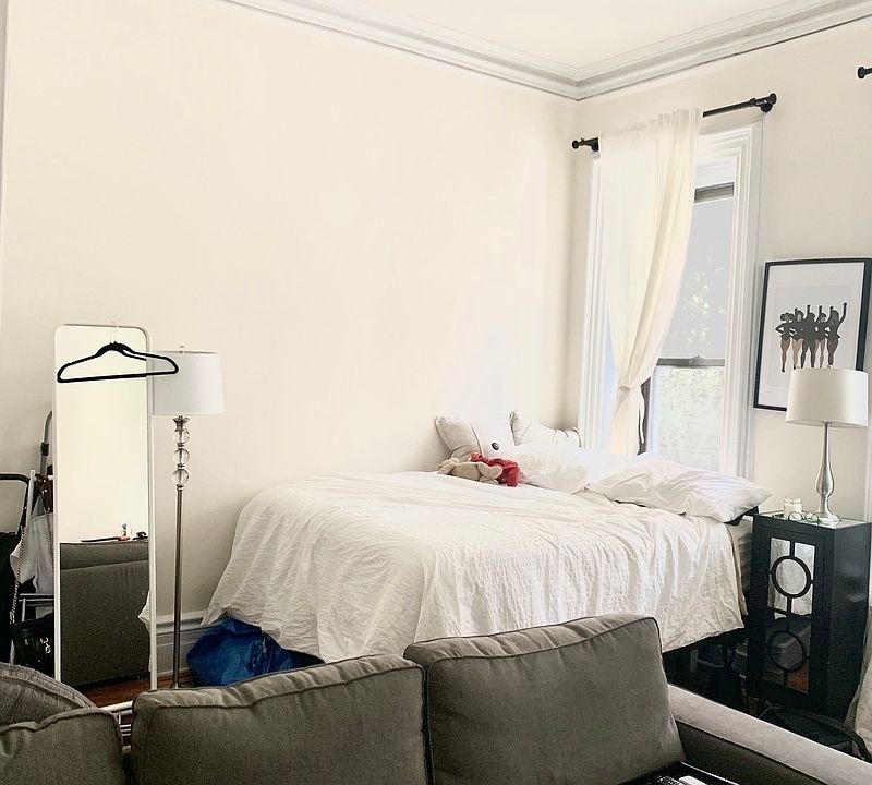 2nd image of 122 E 61st St APT 2A