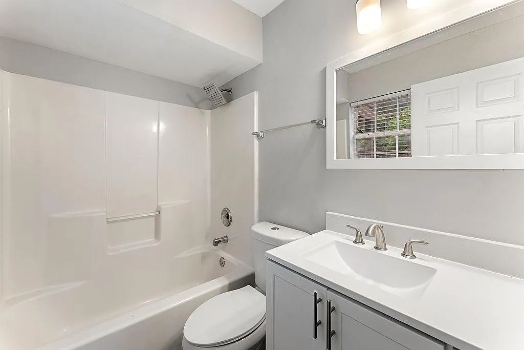 3 bed, 1200 sqft, $1,999 — Photo 4