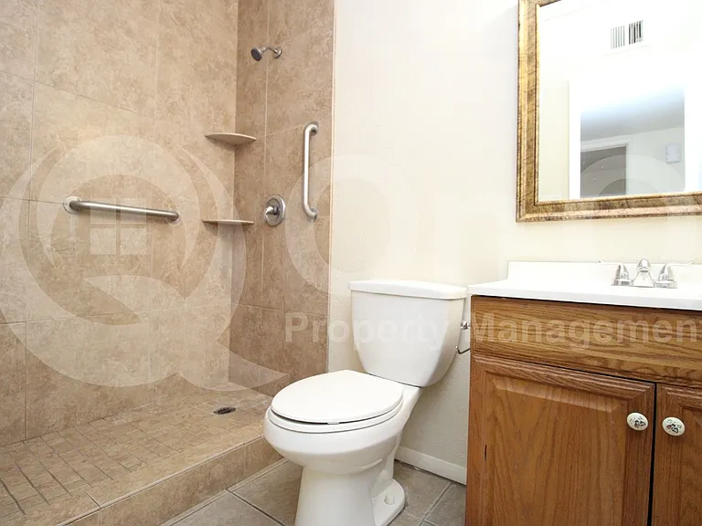 601 N May #5 — Photo 3