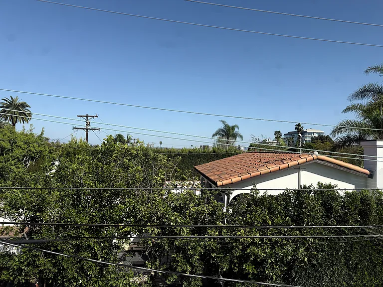 408 N Doheny Dr — Photo 19