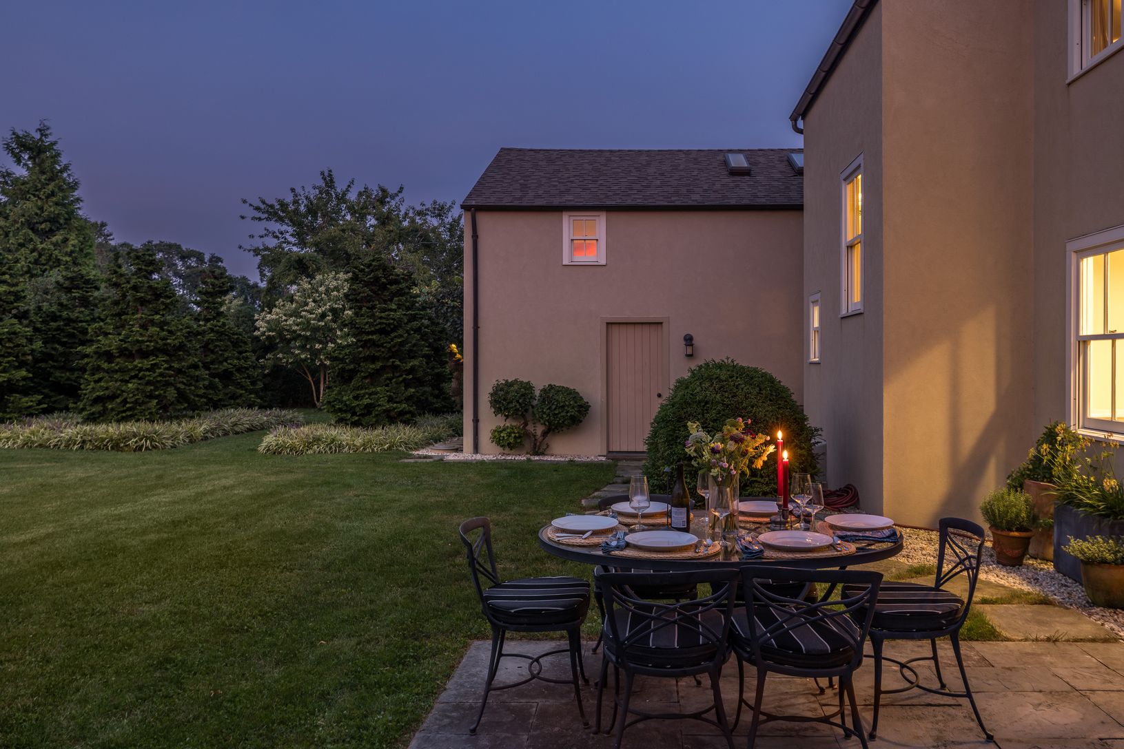  Al fresco dining