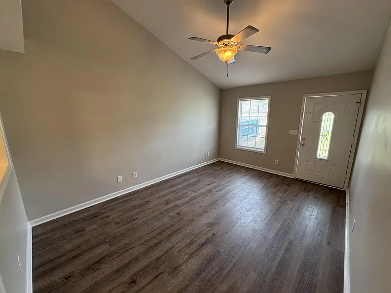 404 Faulkner Dr — Photo 2