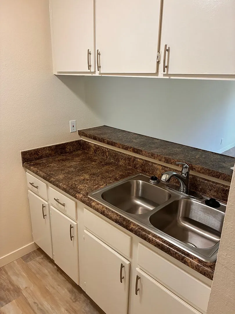 10231 Pinewood Ave — Photo 4