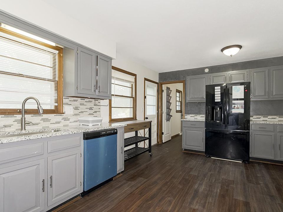 1st image of 300 SE Chicago St #18106414