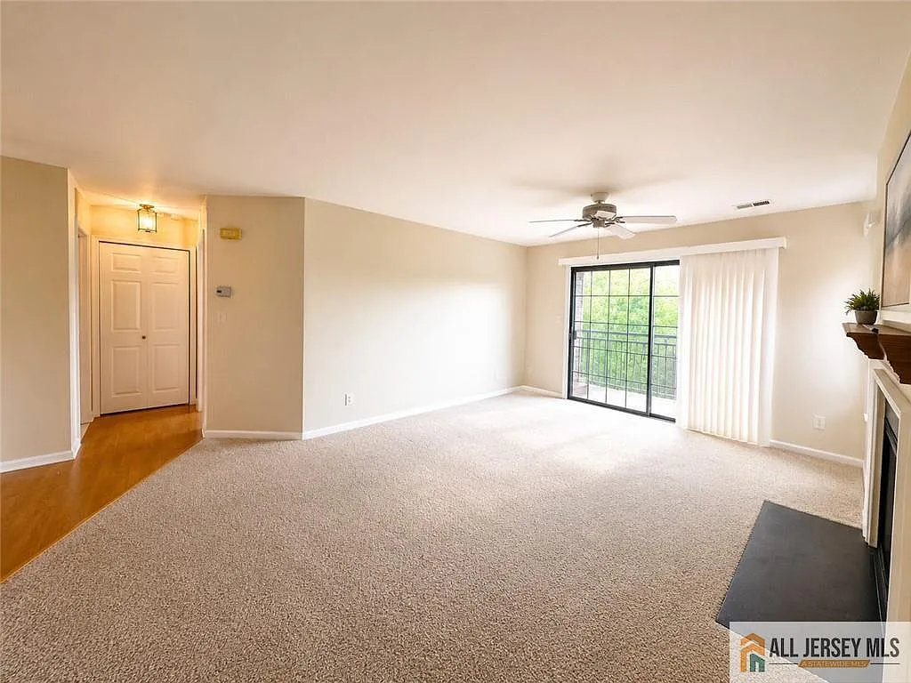 1 bed, 1.0 bath, 754 sqft, $1,900 — Photo 2
