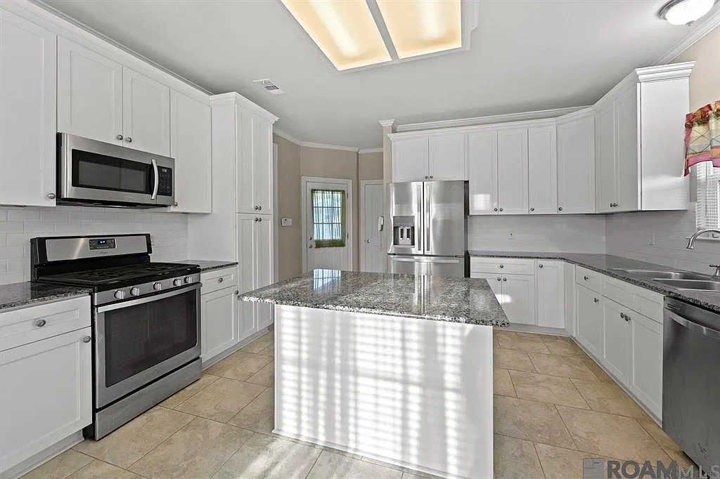 4 bed, 1750 sqft, $2,100 — Photo 3