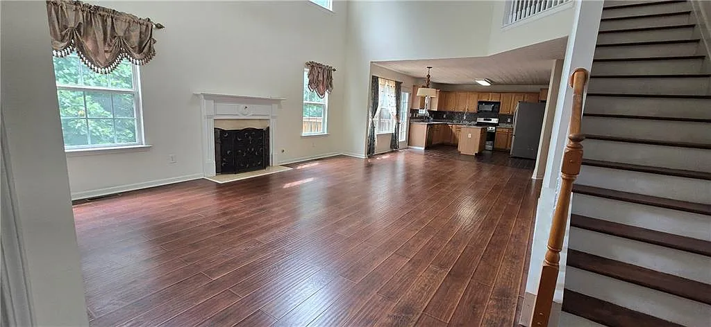 6 bed, 3.0 bath, 3028 sqft, $3,000 — Photo 2
