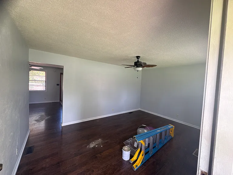 1006 Mitchell St — Photo 2