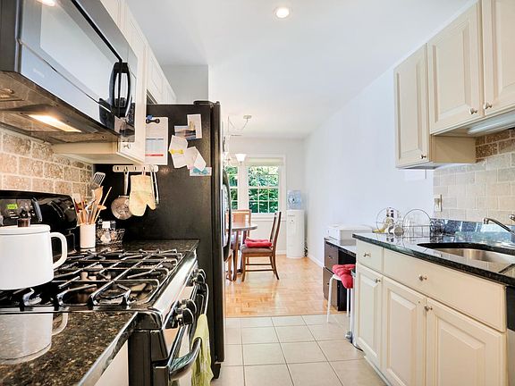 19 Le Grande Ave Unit APT 15-large-009-25-011-1495x1000-72dpi.jpg