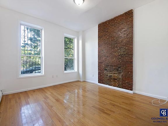 4th image of 160 E 105th St