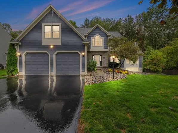 8203 Royal Scarlet Dr, Baldwinsville, NY 13027