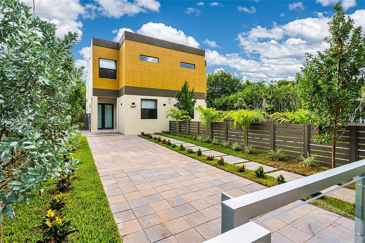 Building Photo - 2887 SW 33rd Ave #2887