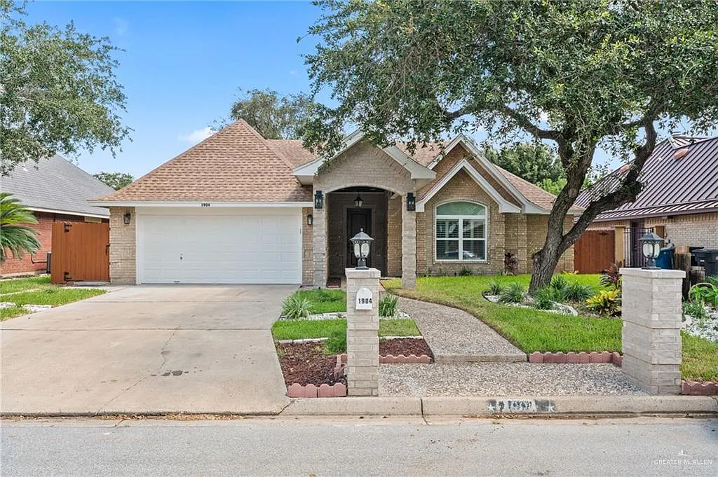 3 bed, 2.0 bath, 1636 sqft, $2,300 — Photo 1