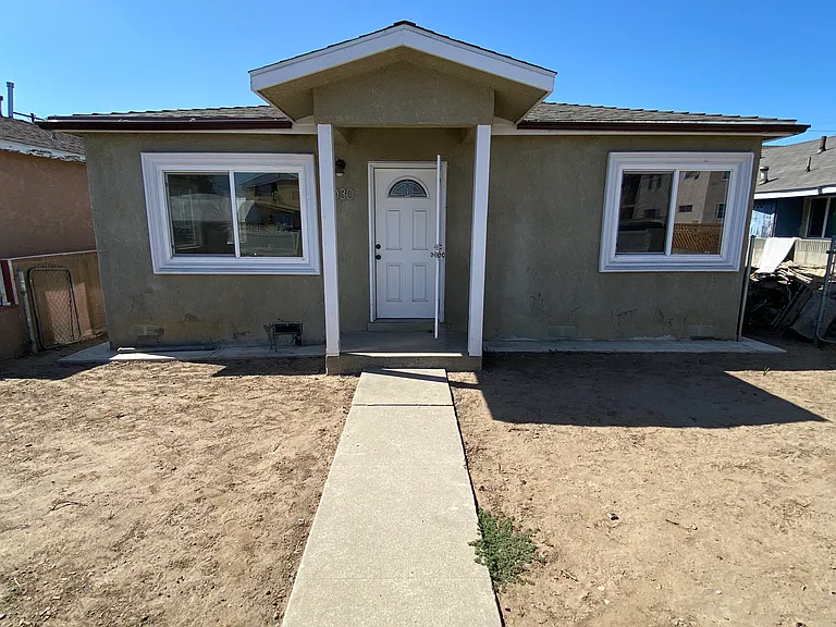 1030 E M St — Photo 3