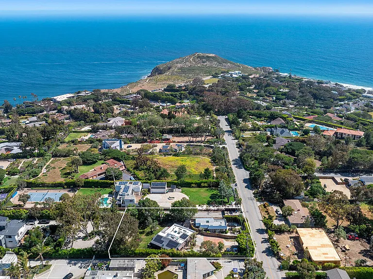 7038 Dume Dr — Photo 2
