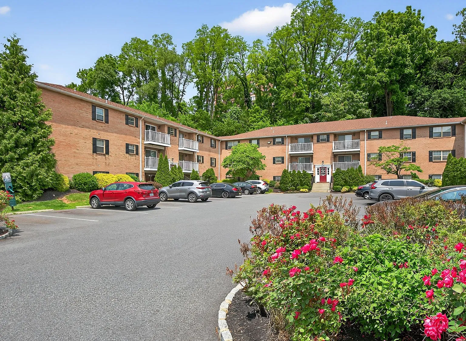 Waters Edge Apartments — Photo 1