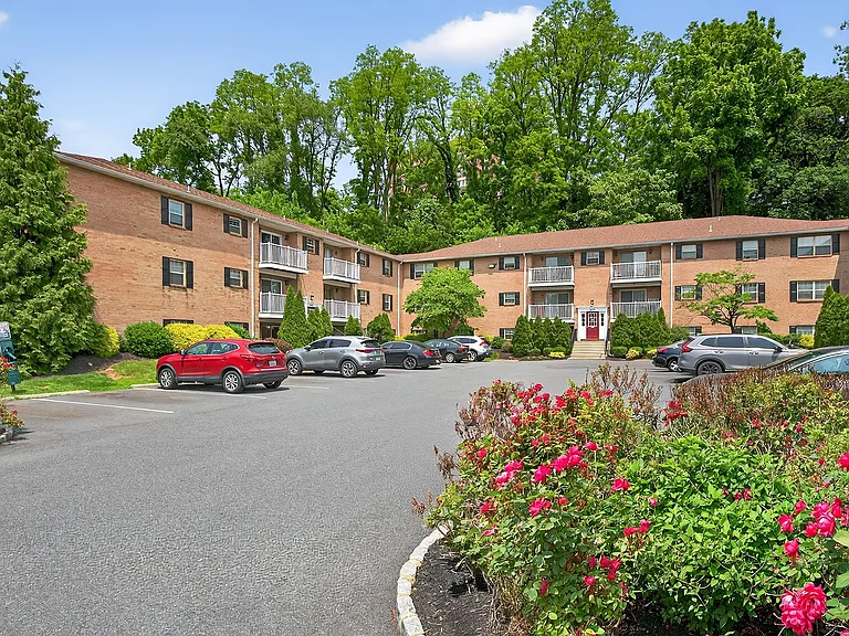 Waters Edge Apartments — Photo 1