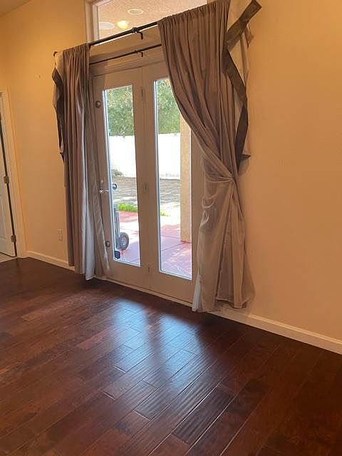 DOUBLE DOOR FRENCH STYLE WITH LOTS OF LIGHTING NATURAL