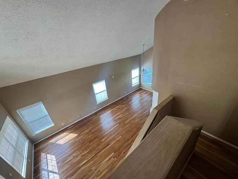 1142 Narcisco St NE — Photo 4