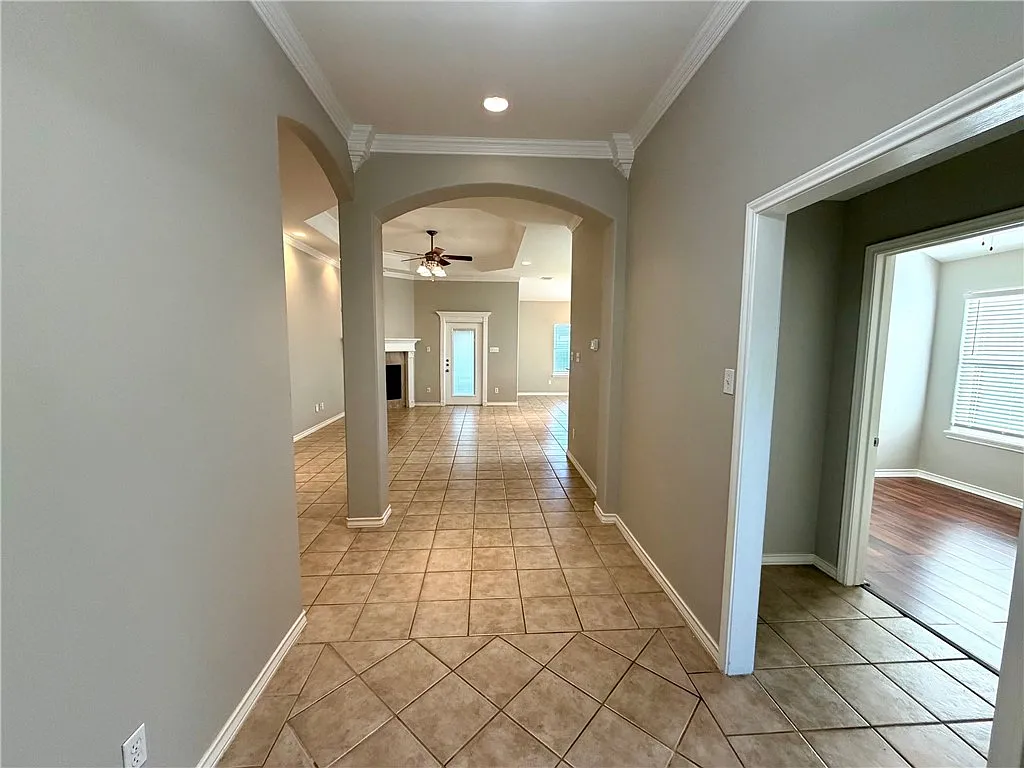3 bed, 2.0 bath, 1615 sqft, $2,085 — Photo 2