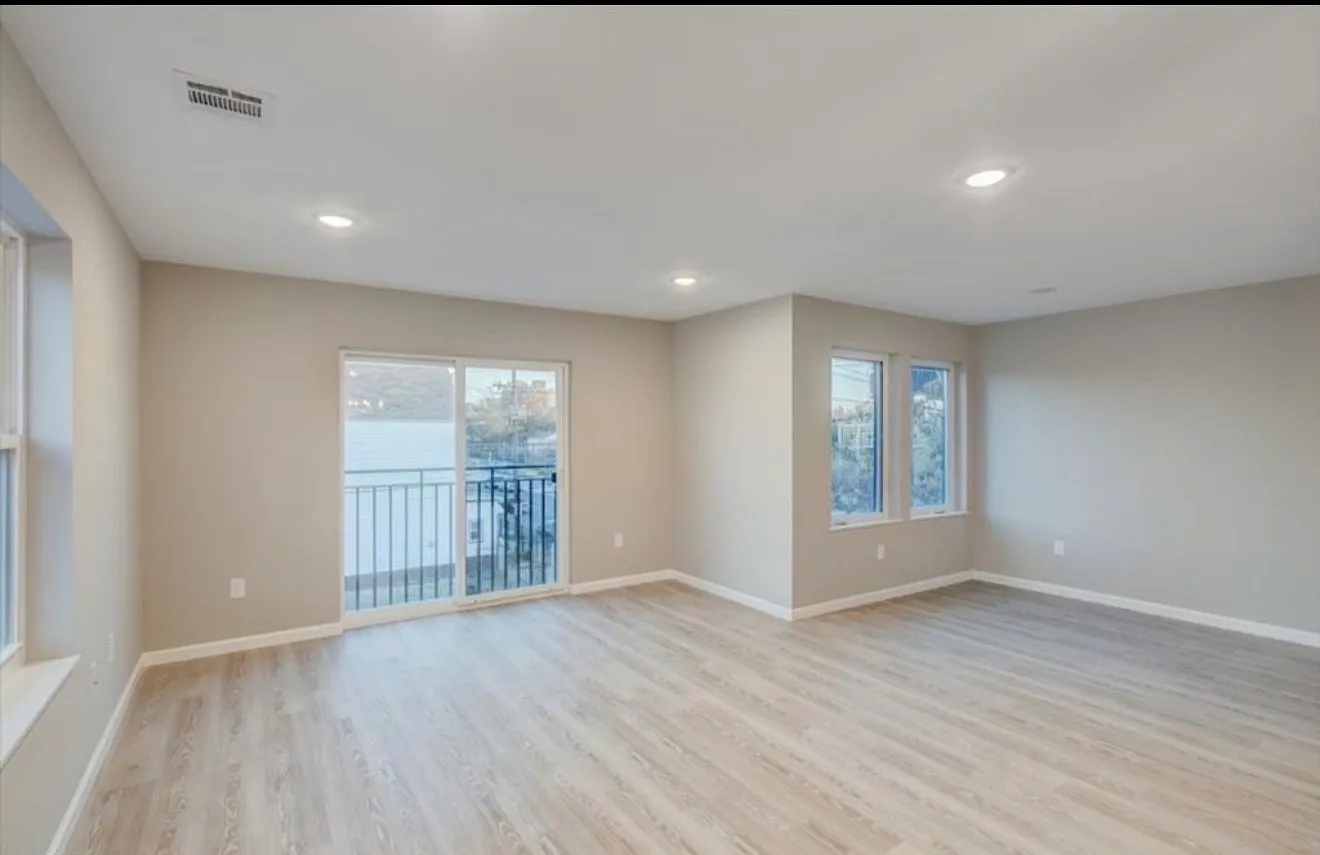 3 bed, 1300 sqft, $2,900 — Photo 2