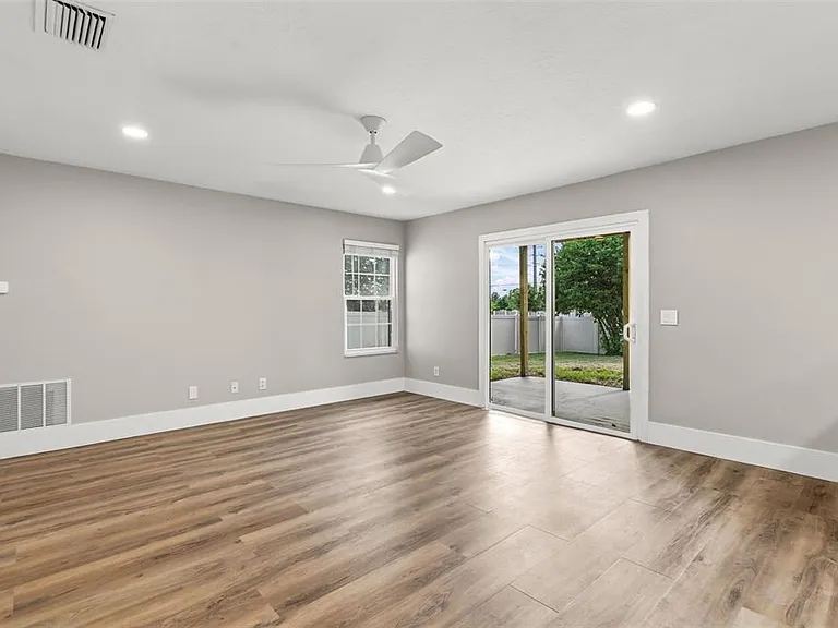 11462 Commercial St — Photo 11
