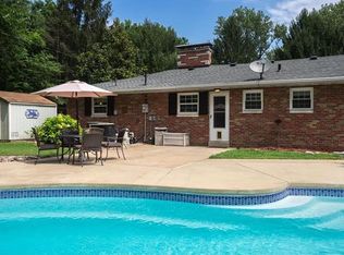 8 Creston Dr, Belleville, IL 62223