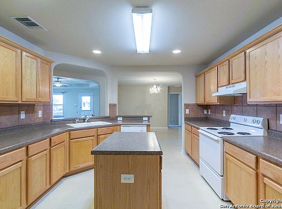2nd image of 1022 Magnolia Bnd
