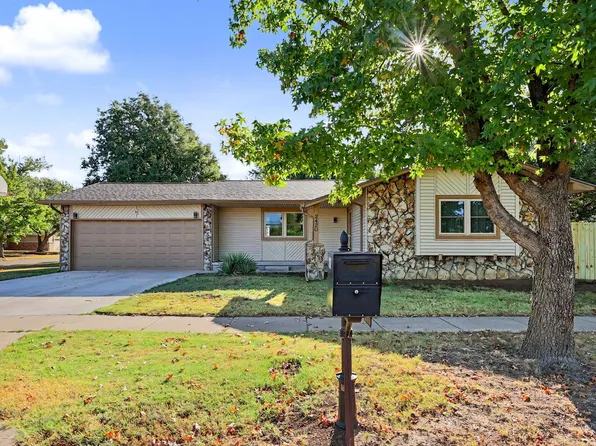 2420 N Edgemoor Dr, Wichita, KS 67220