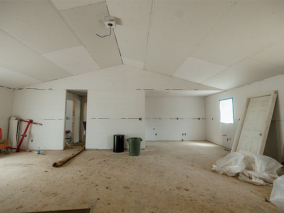 2nd image of 433 E Pleasant St