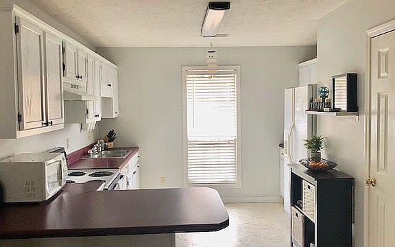 4th image of 33 Lynwood Dr