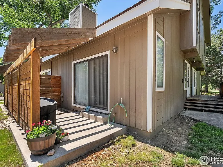 1012 Driftwood Dr — Photo 2