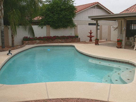 Self-cleaning pool