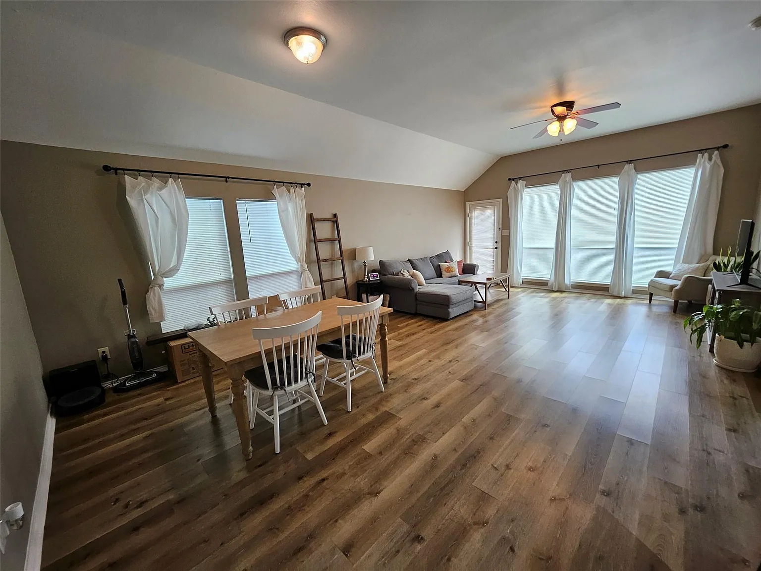 3 bed, 2.0 bath, 1798 sqft, $2,200 — Photo 1