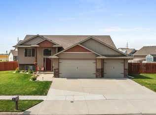 2816 Crescent Dr, Minot, ND 58703