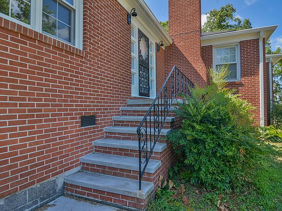 5th image of 1320 E Main St