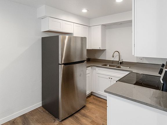 2nd image of 5410 N Lacey St #5416
