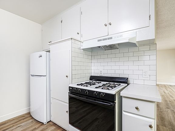 4th image of 2826 E 4th St #0