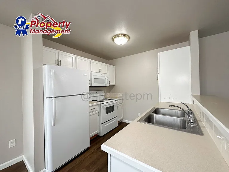 10122 W Garverdale Ln #201 — Photo 6