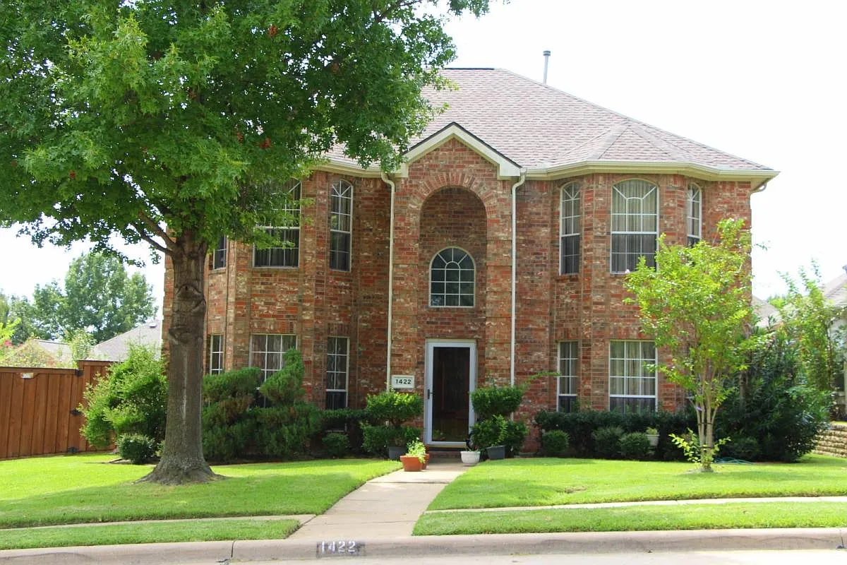 4 bed, 2.5 bath, 2500 sqft, $2,995 — Photo 1