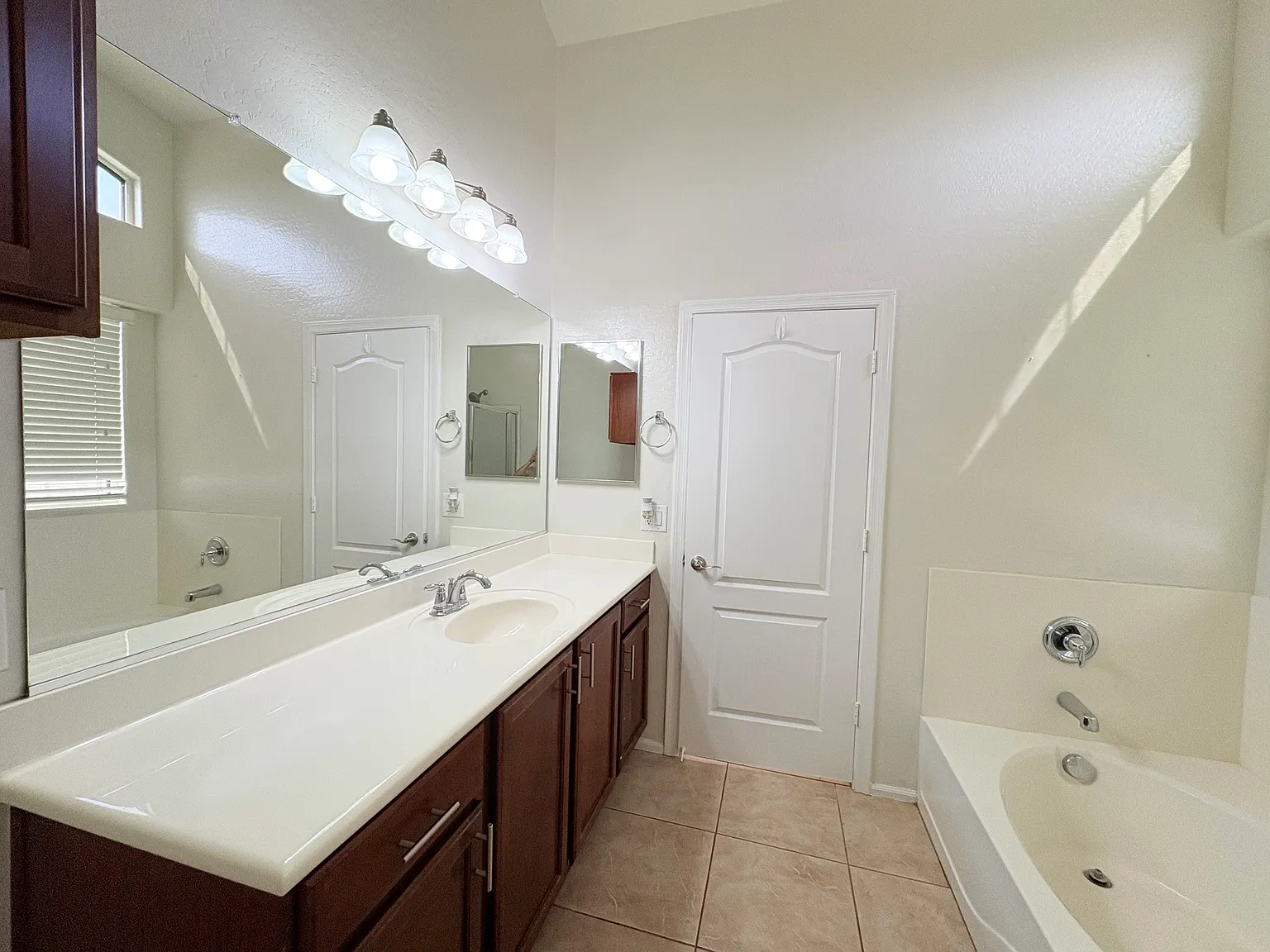 3 bed, 1463 sqft, $2,300 — Photo 2