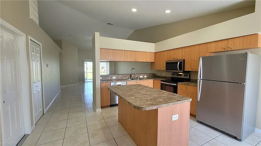 2 bed, 1139 sqft, $1,595 — Photo 2