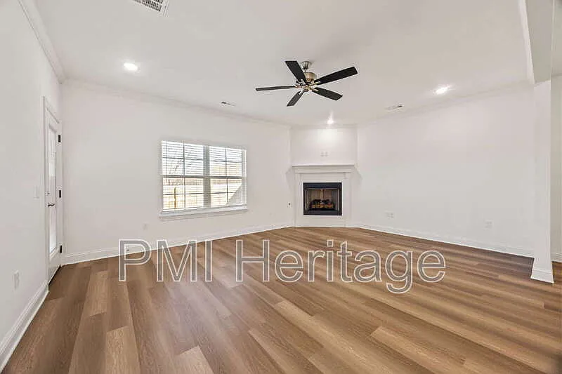 4 bed, 2.5 bath, 2008 sqft, $2,250 — Photo 3