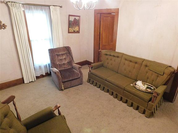 3rd image of 702 W Larch St
