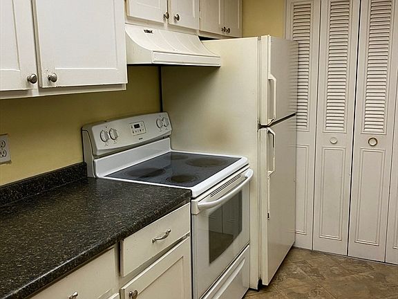 4th image of 46 Greentree Ln APT 44