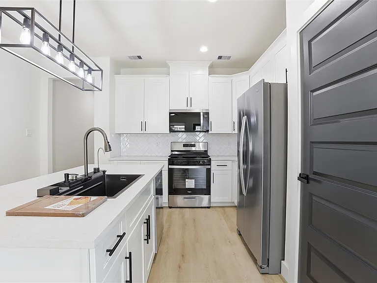 712 Delano St #A — Photo 7